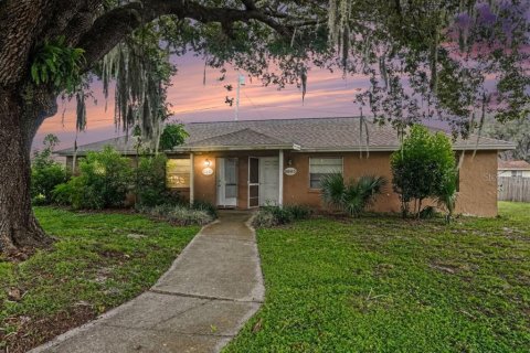 Commercial property in Winter Haven, Florida 4 bedrooms, 144.93 sq.m. № 2395987