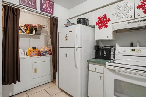 Commercial property in Winter Haven, Florida 4 bedrooms, 144.93 sq.m. № 2395987 - photo 9