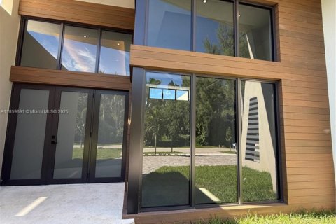 House in Miami-Dade, Florida 4 bedrooms № 1888320 - photo 3