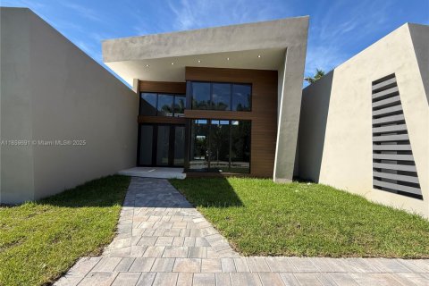 House in Miami-Dade, Florida 4 bedrooms № 1888320 - photo 7