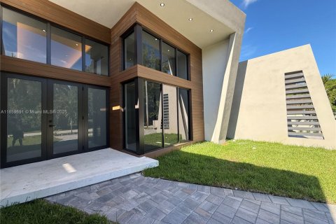 House in Miami-Dade, Florida 4 bedrooms № 1888320 - photo 2