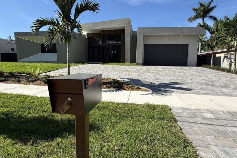 House in Miami-Dade, Florida 4 bedrooms № 1888320 - photo 1