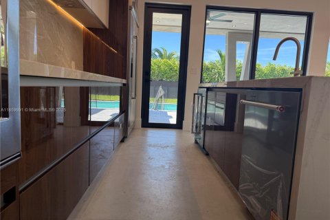 House in Miami-Dade, Florida 4 bedrooms № 1888320 - photo 15
