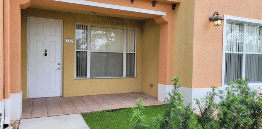 Condo in Palm Springs, Florida, 2 bedrooms № 2183755