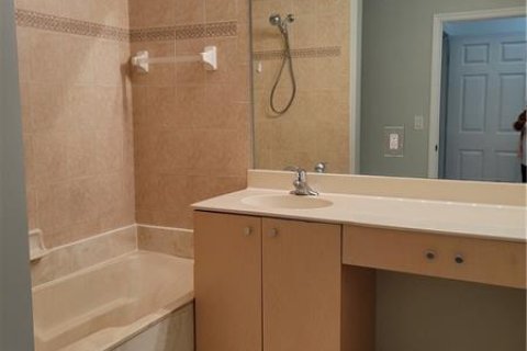 Condo in Palm Springs, Florida, 2 bedrooms № 2183755 - photo 21