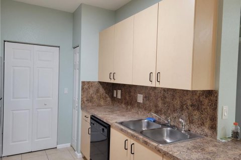 Condo in Palm Springs, Florida, 2 bedrooms № 2183755 - photo 12