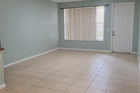 Condo in Palm Springs, Florida, 2 bedrooms № 2183755 - photo 9