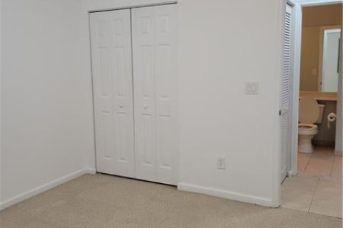 Condo in Palm Springs, Florida, 2 bedrooms № 2183755 - photo 18
