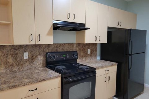 Condo in Palm Springs, Florida, 2 bedrooms № 2183755 - photo 4