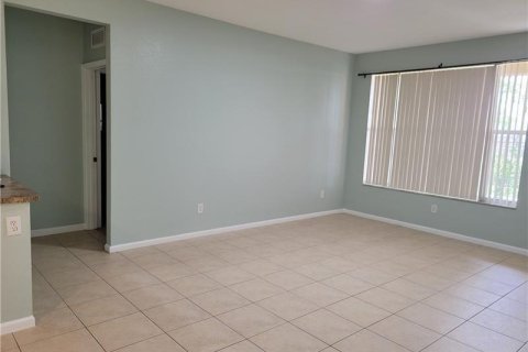 Condo in Palm Springs, Florida, 2 bedrooms № 2183755 - photo 2
