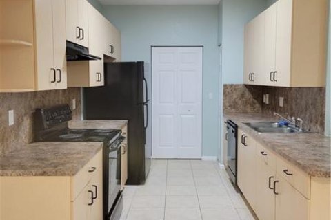 Condo in Palm Springs, Florida, 2 bedrooms № 2183755 - photo 6