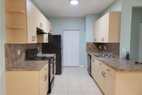 Condo in Palm Springs, Florida, 2 bedrooms № 2183755 - photo 3