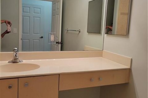 Condo in Palm Springs, Florida, 2 bedrooms № 2183755 - photo 25