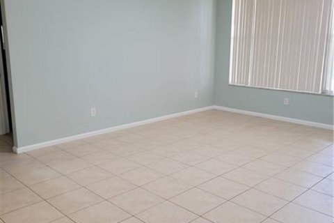 Condo in Palm Springs, Florida, 2 bedrooms № 2183755 - photo 8