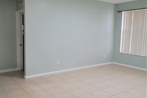 Condo in Palm Springs, Florida, 2 bedrooms № 2183755 - photo 7