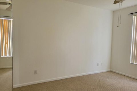Condo in Palm Springs, Florida, 2 bedrooms № 2183755 - photo 27
