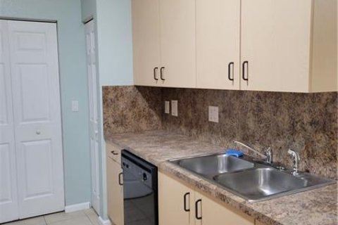 Condo in Palm Springs, Florida, 2 bedrooms № 2183755 - photo 5