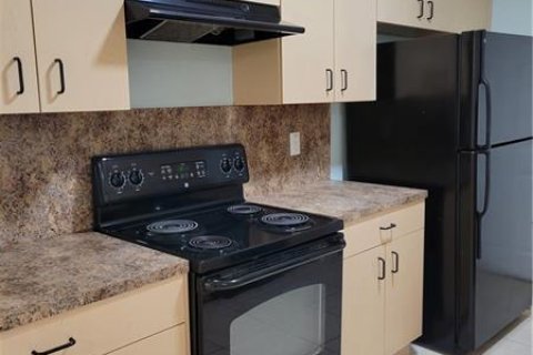 Condo in Palm Springs, Florida, 2 bedrooms № 2183755 - photo 11