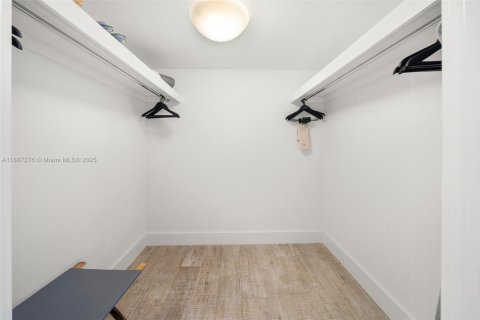 Condo in Miami Beach, Florida, 2 bedrooms  № 1938858 - photo 17