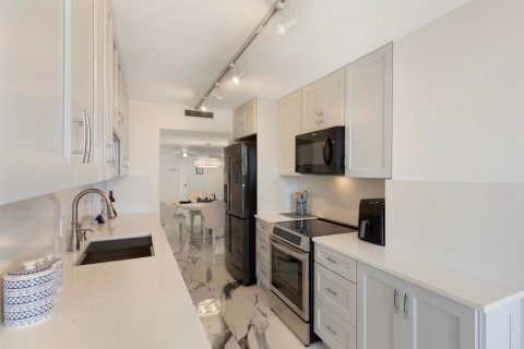 Condo in Riviera Beach, Florida, 2 bedrooms  № 2081820 - photo 9