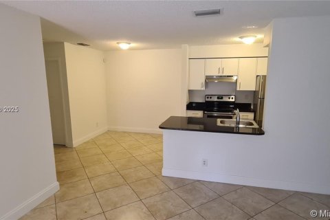 Apartamento en alquiler en Pembroke Pines, Florida, 2 dormitorios, 86.58 m2 № 1953586 - foto 4