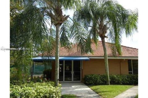 Apartamento en alquiler en Pembroke Pines, Florida, 2 dormitorios, 86.58 m2 № 1953586 - foto 1