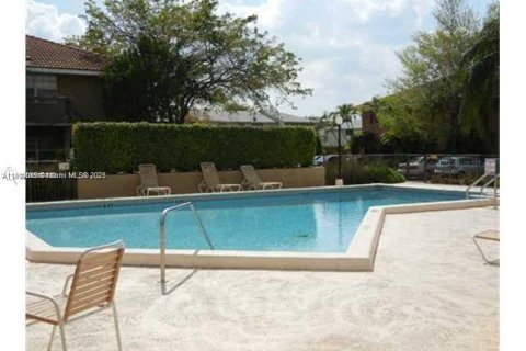 Apartamento en alquiler en Pembroke Pines, Florida, 2 dormitorios, 86.58 m2 № 1953586 - foto 2