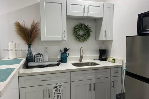 Villa ou maison à louer à Miami, Floride: 34.84 m2 № 1988074 - photo 3