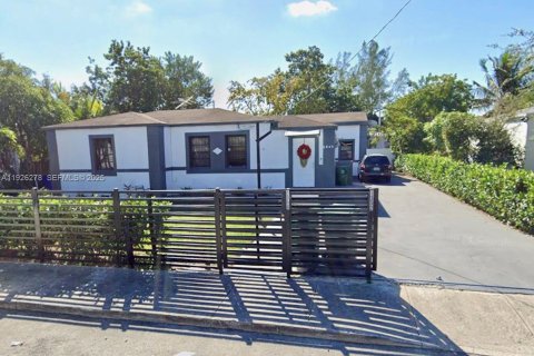 Villa ou maison à louer à Miami, Floride: 34.84 m2 № 1988074 - photo 1