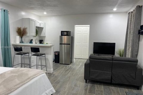 Villa ou maison à louer à Miami, Floride: 34.84 m2 № 1988074 - photo 2