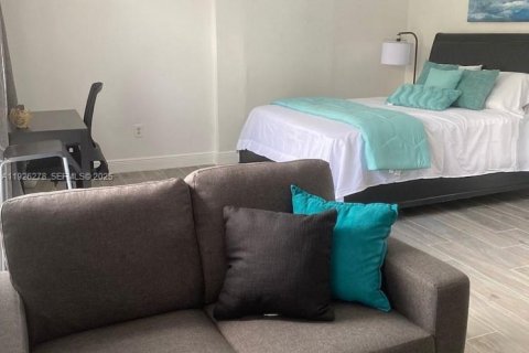 Villa ou maison à louer à Miami, Floride: 34.84 m2 № 1988074 - photo 4