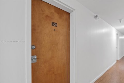 Condo in Miami Beach, Florida, 1 bedroom  № 1974434 - photo 17