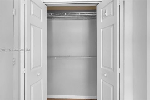 Condo in Miami Beach, Florida, 1 bedroom  № 1974434 - photo 16