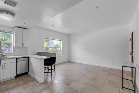 Condo in Miami Beach, Florida, 1 bedroom  № 1974434 - photo 9