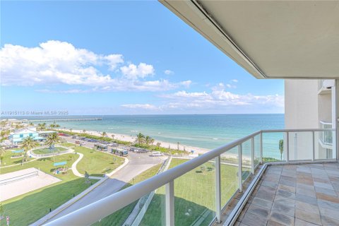 Condominio en venta en Hollywood, Florida, 3 dormitorios, 207.45 m2 № 1971754 - foto 1