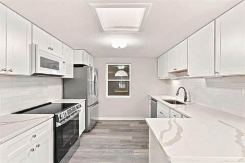 Купить виллу или дом в Энглвуд, Флорида 11 комнат, 161.84м2, № 2294456 - фото 17