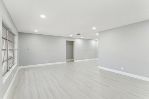 Casa en venta en Tamarac, Florida, 2 dormitorios, 147.44 m2 № 1969001 - foto 3