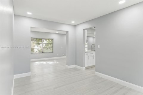 Casa en venta en Tamarac, Florida, 2 dormitorios, 147.44 m2 № 1969001 - foto 20