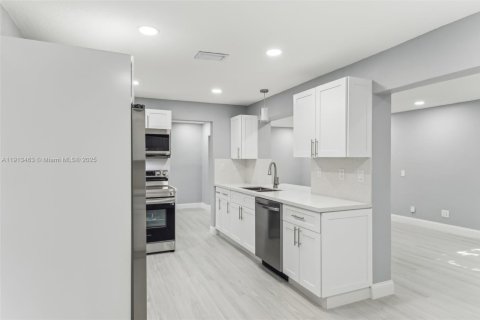 Casa en venta en Tamarac, Florida, 2 dormitorios, 147.44 m2 № 1969001 - foto 8