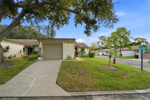 Villa ou maison à louer à Tarpon Springs, Floride: 2 chambres, 122.63 m2 № 2345324 - photo 2