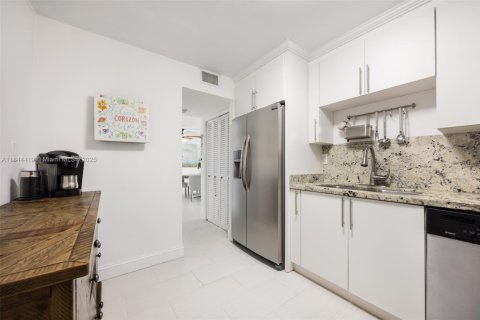 Condo in Bay Harbor Islands, Florida, 1 bedroom  № 1841218 - photo 8