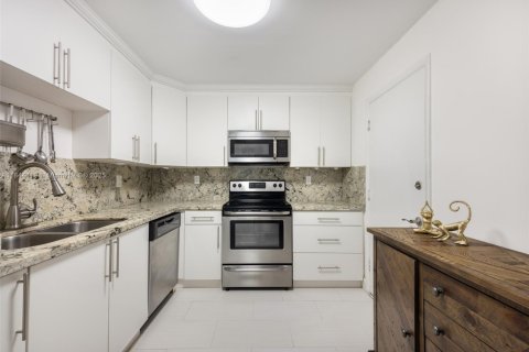 Condo in Bay Harbor Islands, Florida, 1 bedroom  № 1841218 - photo 9
