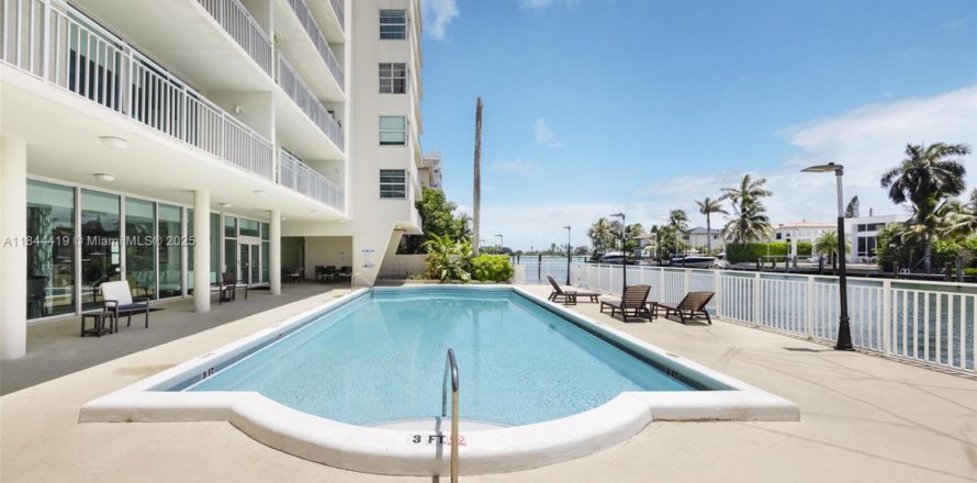 Condo in Bay Harbor Islands, Florida, 1 bedroom  № 1841218