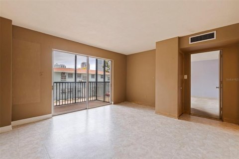 Condo in Saint Petersburg, Florida, 1 bedroom  № 1831974 - photo 13