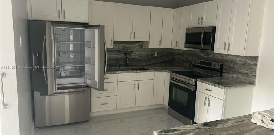 House in Miami Gardens, Florida 7 bedrooms, 253.07 sq.m. № 1828985