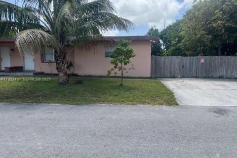 Снять в аренду виллу или дом в Мирамар, Флорида 2 спальни, 182.92м2, № 1986601 - фото 4