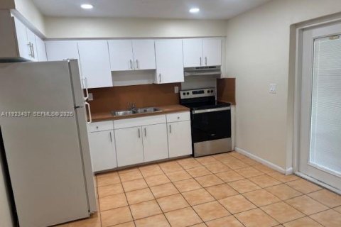 Снять в аренду виллу или дом в Мирамар, Флорида 2 спальни, 182.92м2, № 1986601 - фото 7