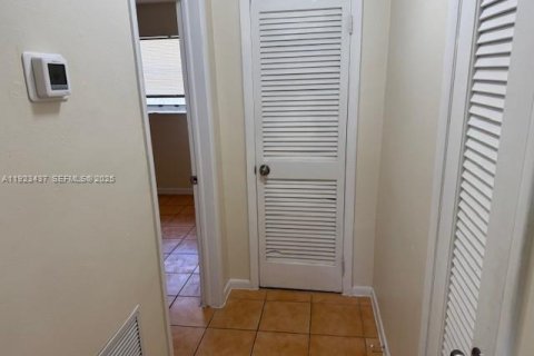 Снять в аренду виллу или дом в Мирамар, Флорида 2 спальни, 182.92м2, № 1986601 - фото 14