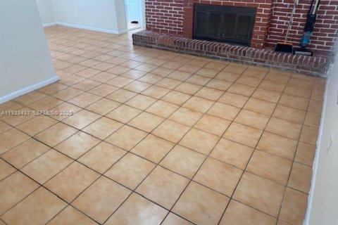 Снять в аренду виллу или дом в Мирамар, Флорида 2 спальни, 182.92м2, № 1986601 - фото 10