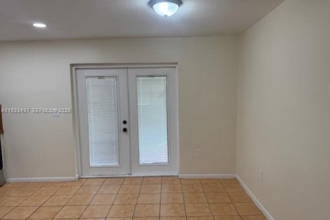 Снять в аренду виллу или дом в Мирамар, Флорида 2 спальни, 182.92м2, № 1986601 - фото 11